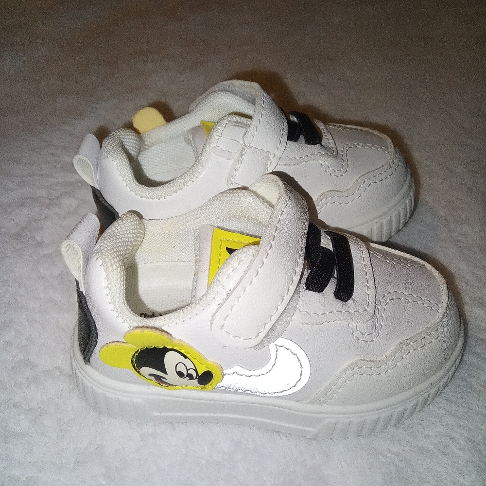 Nike White Sneakers Velcro Closure Athletic Style
